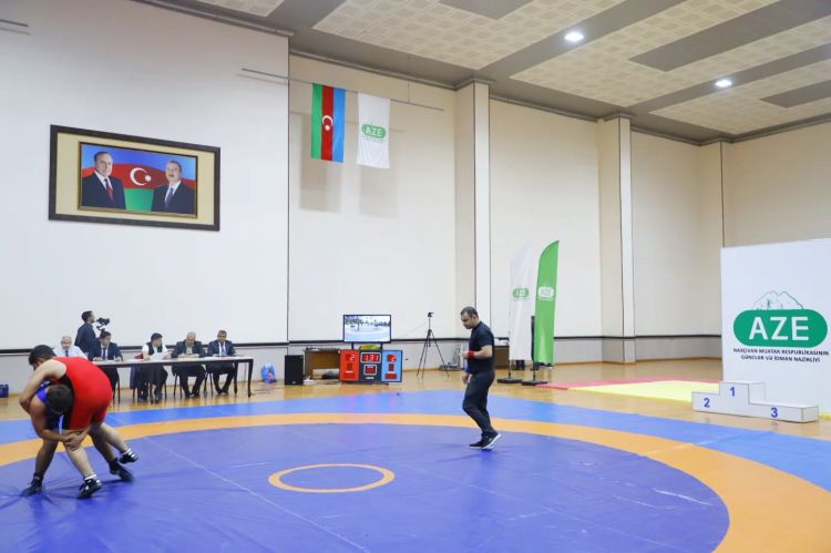 Naxçıvanda sərbəst güləş üzrə yeniyetmələr arasında birincilik keçirilib