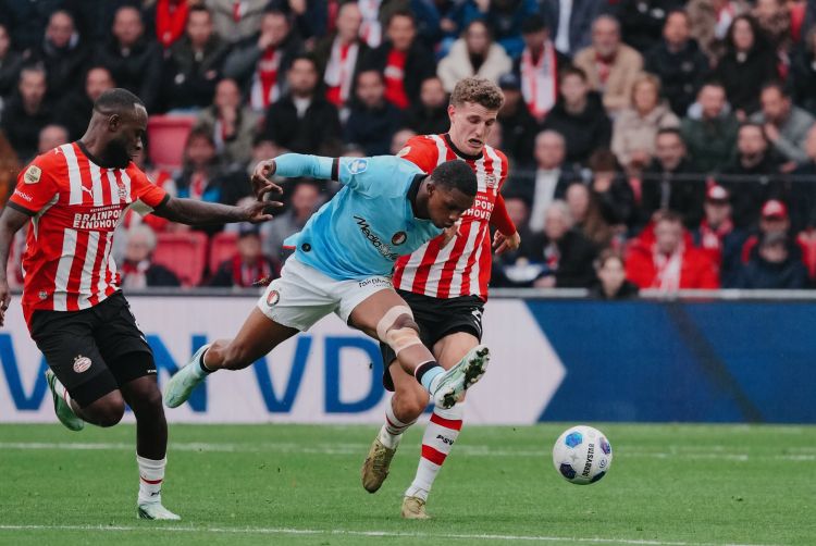 PSV doğma meydanda qələbəni əldən verdi