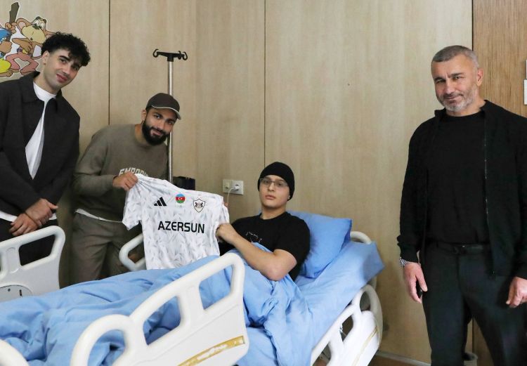 Qurban Qurbanov və “Qarabağ”ın futbolçuları Uşaq Klinikasını ziyarət ediblər