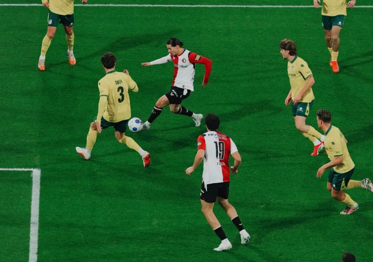 “Feyenoord” son dəqiqələrdə qələbəni əldən verib